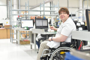Travailleur handicapé en ESAT sur son lieu de travail effectuant sa déclaration trimestrielle AAH.