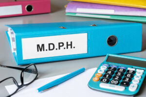 Classeur MDPH et calculatrice illustrant la fin cumul aah ass