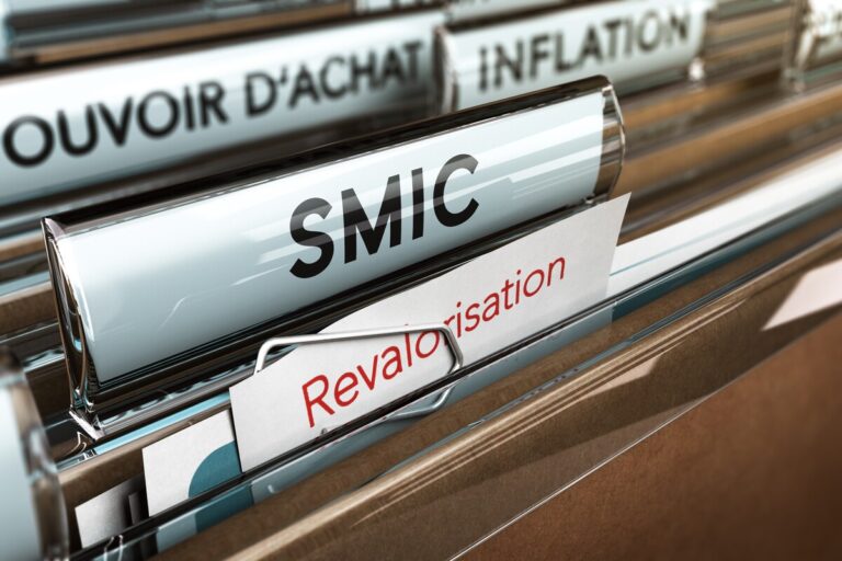 Dossier administratif SMIC et revalorisation illustrant la prime d'activité en baisse pour 2027.