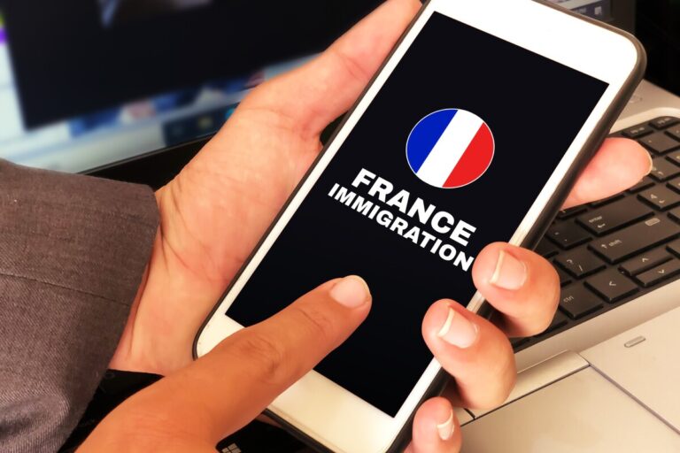 Utilisateur effectuant une démarche en ligne pour son titre de séjour CAF depuis son smartphone